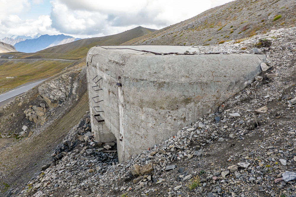 Ligne Maginot - RESTEFOND - (Ouvrage d'artillerie) - Bloc cheminée dominant la fouille du bloc entrée.
Au loin, on aperçoit l'abri actif du col de Restefond.