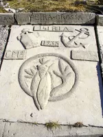 Ligne Maginot - COL DE CROUS (ABRIS ALPINS) - (Abri) - Plaque du chantier de 1935
Détachements du 141° RIA  et certainement du 4° RTS et du 7° Génie (dépendants du XV° Corps d'Armée)