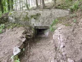 Ligne Maginot - SCHORBACHERBERG - (Blockhaus pour arme infanterie) - Le créneau mitrailleuse protégé par
des murs d'aile en pierres sèches
Au-dessus, l'ancrage d'un filet de camouflage   