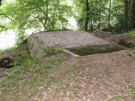 Ligne Maginot - SCHORBACHERBERG - (Blockhaus pour arme infanterie) - Vue d'ensemble coté entrée
On distingue l'orifice pour périscope sur la dalle
