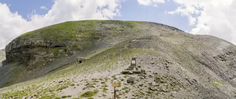 Ligne Maginot - COL DE CROUS (C) - (Ouvrage d'infanterie) - Le Col de Crous 2204m et le Petit Ouvrage
à gauche coté nord, à droite coté sud vers Péone