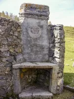 Ligne Maginot - Ouvrage du COL de la VALETTE - Petit bâtiment (en ruine) à proximité des emplacements de tentes. 
Cheminée avec l'insigne du 27° Régiment de Tirailleurs Algériens