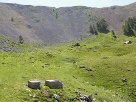 Ligne Maginot - Casernement du COL de la VALETTE - Restes d'un téléphérique
Les casernements au fond