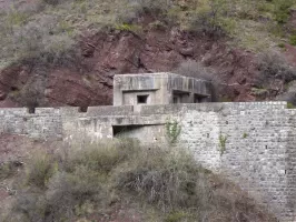 Ligne Maginot - E8 - GUILLAUMES - (Casemate d'infanterie - Simple) - En dessous le créneau dirigé vers le Var