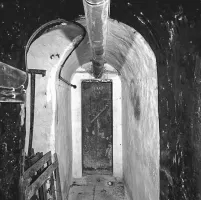 Ligne Maginot - ISOLA - (Ouvrage d'infanterie) - Galerie de la casemate de mitrailleuse, porte étanche. 
A gauche, puits de la cloche observatoire.