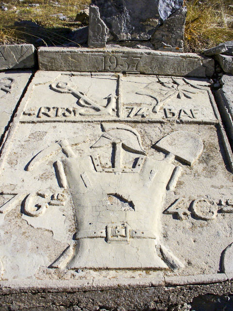 Ligne Maginot - COL DE CROUS (ABRIS ALPINS) - (Abri) - Plaque du chantier de juin à septembre 1937
Détachements des 4° RTS  74) BAF  4° ET 7° Génie