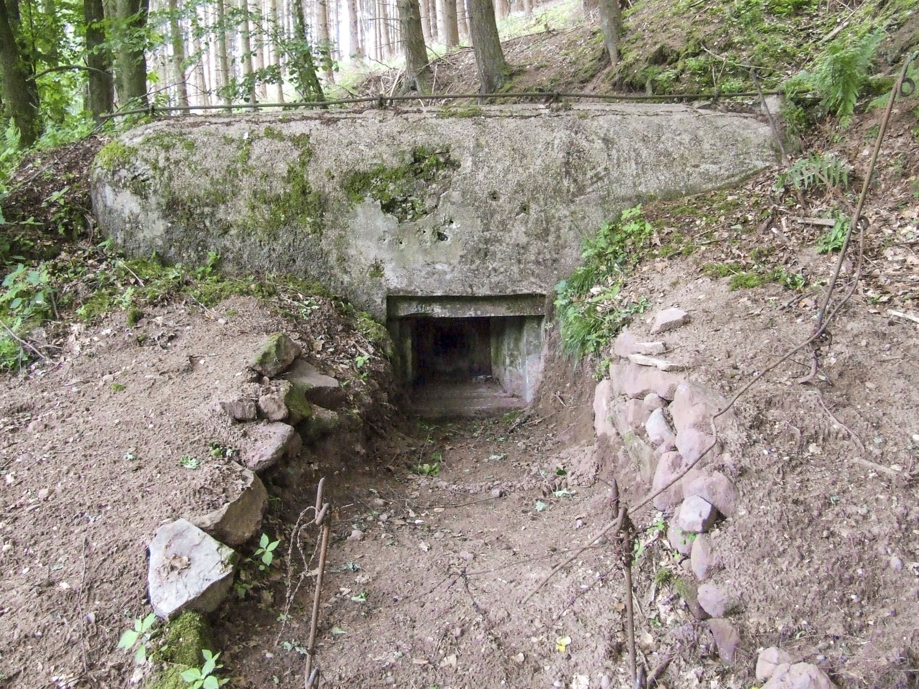 Ligne Maginot - SCHORBACHERBERG - (Blockhaus pour arme infanterie) - Le créneau mitrailleuse protégé par
des murs d'aile en pierres sèches
Au-dessus, l'ancrage d'un filet de camouflage   