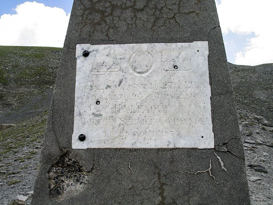 Ligne Maginot - COL DE CROUS (C) - (Ouvrage d'infanterie) - Les inscriptions des stèles se trouvant au milieu du col à 2.503m