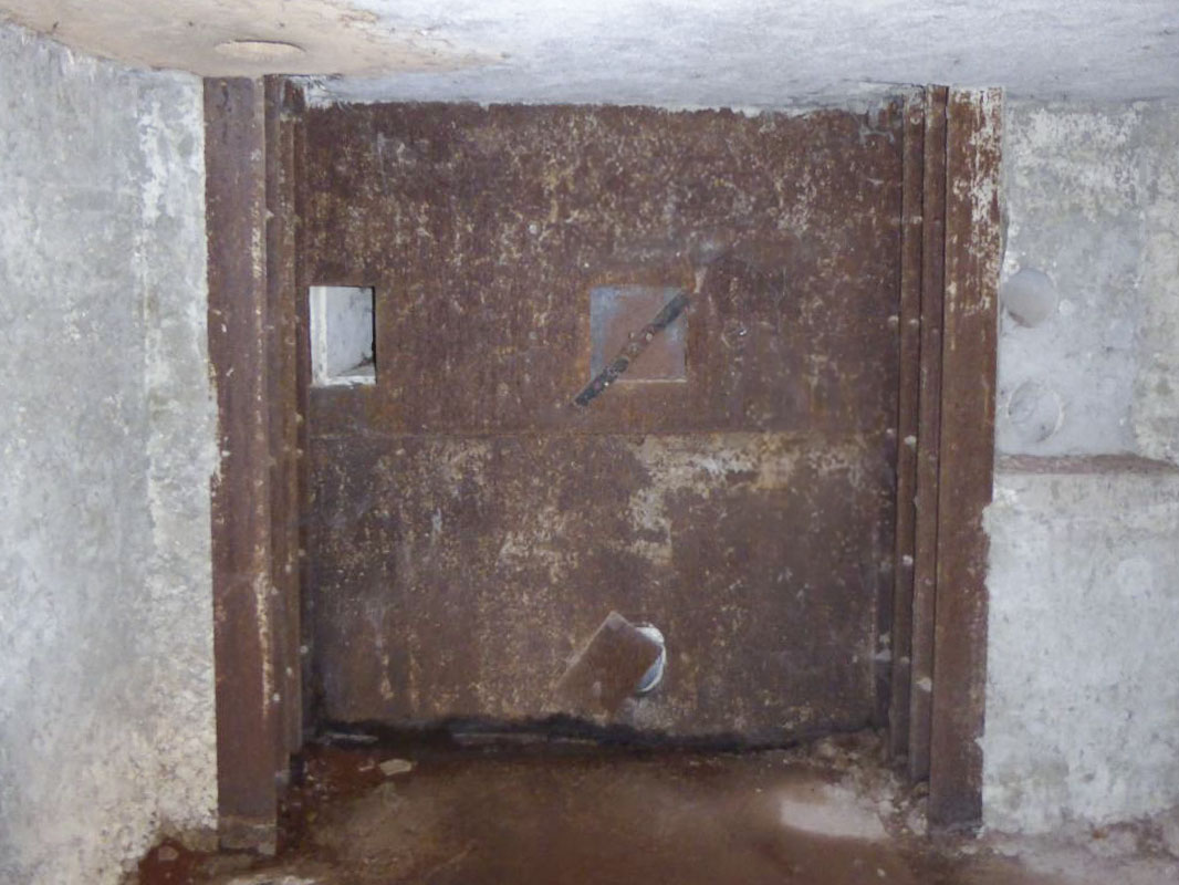 Ligne Maginot - E8 - GUILLAUMES - (Casemate d'infanterie - Simple) - Le créneau pour mitrailleuse