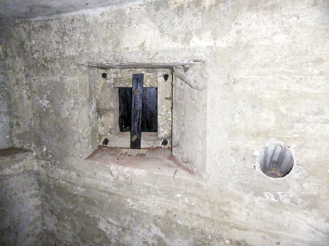 Ligne Maginot - E8 - GUILLAUMES - (Casemate d'infanterie - Simple) - Le créneau FM arrière