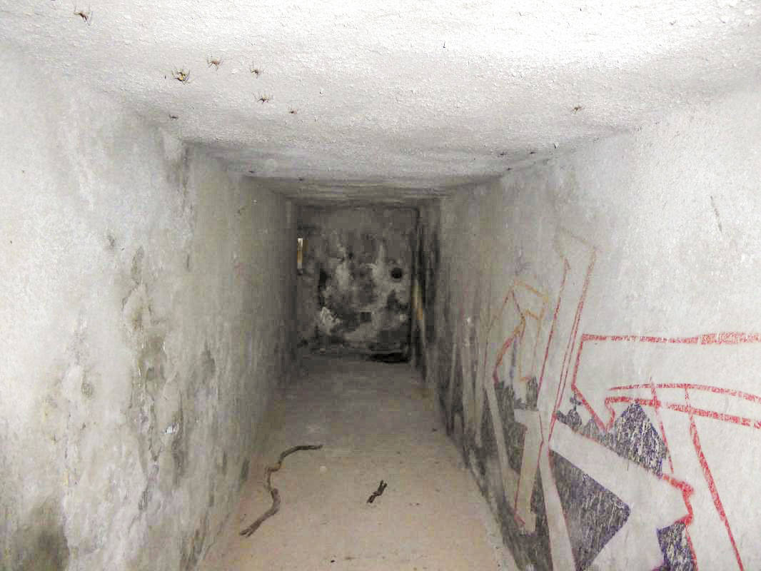 Ligne Maginot - E8 - GUILLAUMES - (Casemate d'infanterie - Simple) - Galerie vers le créneau sur le Var