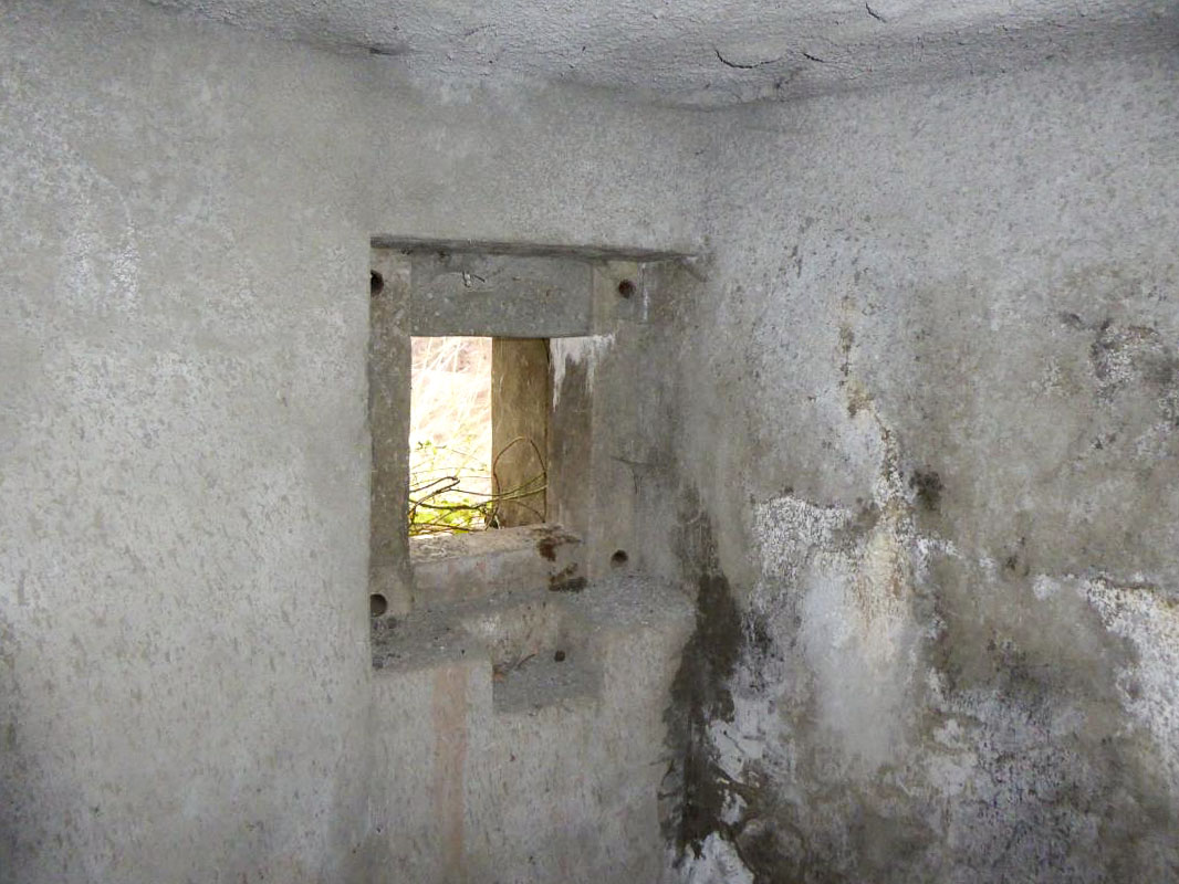 Ligne Maginot - E8 - GUILLAUMES - (Casemate d'infanterie - Simple) - Le créneau couvrant le lit du Var
