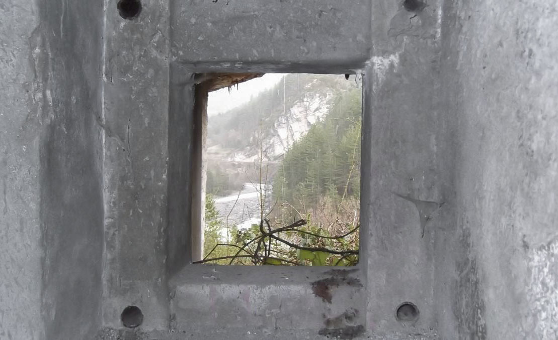 Ligne Maginot - E8 - GUILLAUMES - (Casemate d'infanterie - Simple) - Le créneau sur le Var