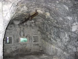 Ligne Maginot - CHIUSE DE BAUMA NEGRA - (Casemate d'infanterie - Simple) - Casemate pour canon de 47mm.
Le rail au plafond servait pour la manutention du canon.