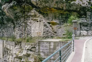 Ligne Maginot - CHIUSE DE BAUMA NEGRA - (Casemate d'infanterie - Simple) - Le passage de l'ancienne voie ferrée est bien visible sur  la photo