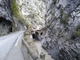 Ligne Maginot - CHIUSE DE SAINT JEAN LA RIVIERE - (Casemate d'infanterie - Simple) - L'endroit après les ravages de la tempête Alex.
Le lieu a souffert, le pont a demi-détruit mais l'ouvrage n'est pas touché extérieurement.
09/2020