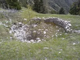 Ligne Maginot - COL DE LA MADELEINE - (Casernement) - Sur la crête il y a une cuve bien conservée