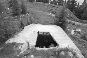 Ligne Maginot - COL DU FORT (F) - (Ouvrage d'infanterie) - Un puits de bloc débouchant sur les dessus, probablement prévu pour le bloc cheminée de l'ouvrage