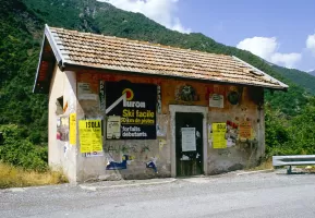 Ligne Maginot - FRESSINEA (POSTE) - (Casernement) - Le poste de garde situé de l'autre coté de la route, avec ses décorations murales