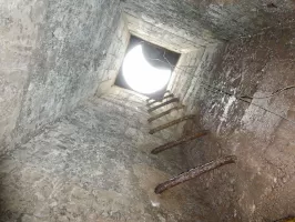 Ligne Maginot - FRESSINEA - (DMP - Dispositif de Mine Permanent) - Le puits d'accès au fourneau de mine avec ses barreaux