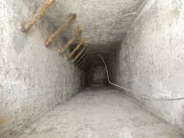 Ligne Maginot - FRESSINEA - (DMP - Dispositif de Mine Permanent) - Le puits d'accès au fourneau de mine avec ses barreaux