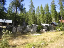 Ligne Maginot - GRANGES DE LA BRASQUE - CAMP DU TOURNAIRET - (Casernement) - Stéles et pierres gravées laissées par les nombreuses unités ayant occupé le camp tour à tour