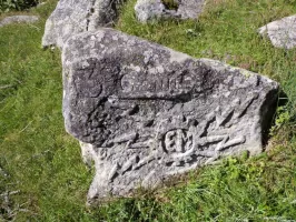 Ligne Maginot - GRANGES DE LA BRASQUE - CAMP DU TOURNAIRET - (Casernement) - Stèle sculptée par les électromécaniciens du 3° Régiment du Génie