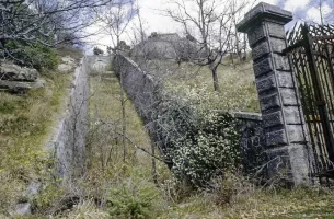 Ligne Maginot - PICCIARVET (FORT DE) - (Position d'artillerie préparée) - Le mur d'escarpe Ouest, avec en haut la caponnière.