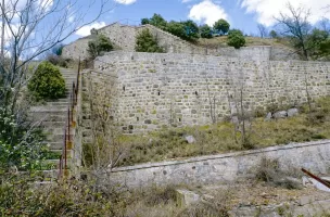 Ligne Maginot - PICCIARVET (FORT DE) - (Position d'artillerie préparée) - Juste après l'entrée, les cheminements d'infanterie vers la crête sommitale avec sa batterie.