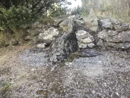 Ligne Maginot - VALABRES PRINCIPAL (OU NORD) (VP) - (Ouvrage d'infanterie) - Le regard énigmatique (qui évoque celui d'un monstre de Jurassik Park) de notre unique 'Pamart' du SFAM vient d'être mutilé : ses orbites (embrasures) ont été 'aveuglées'. Celle mise en sécurité (par moellons cimentés) décevra beaucoup ses 'fans'.