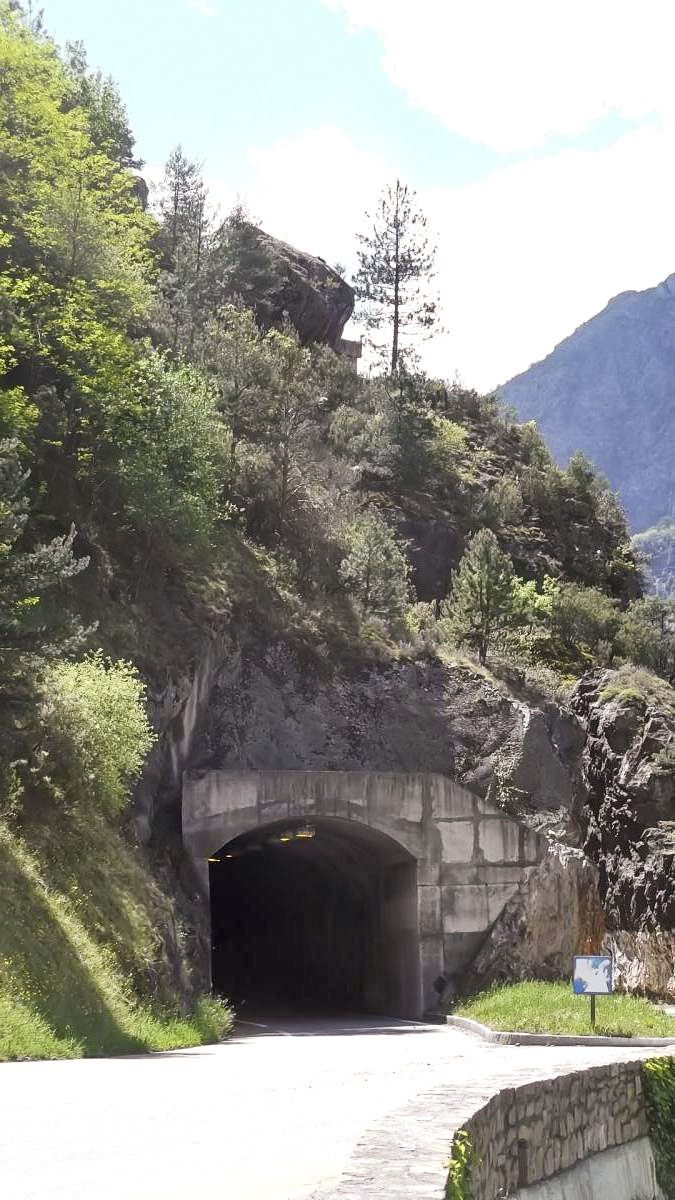 Ligne Maginot - CHAPELLE SAINT SAUVEUR - (Blockhaus pour arme infanterie) - Vue du bloc au dessus du tunnel depuis la route en provenance d'Isola direction Nice
