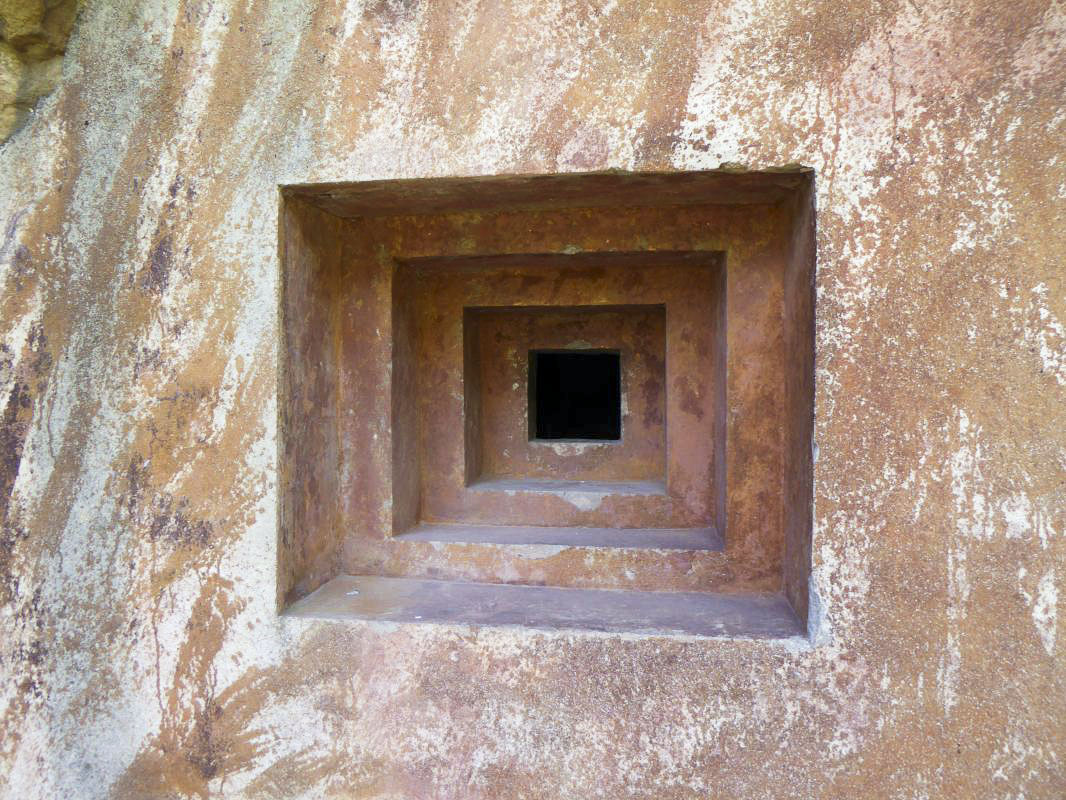 Ligne Maginot - CHAPELLE SAINT SAUVEUR - (Blockhaus pour arme infanterie) - Traces du camouflage sur le créneau