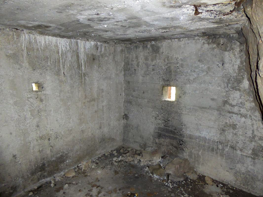 Ligne Maginot - CHAPELLE SAINT SAUVEUR - (Blockhaus pour arme infanterie) - Deuxième créneau et petit créneau d'observation à gauche