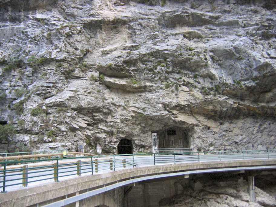 Ligne Maginot - CHIUSE DE BAUMA NEGRA - (Casemate d'infanterie - Simple) - Entrée des casemates de la
rive gauche de la Tinée.