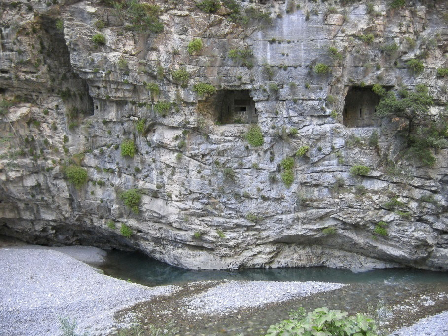 Ligne Maginot - CHIUSE DE BAUMA NEGRA - (Casemate d'infanterie - Simple) - Embrasures de tir de la rive
gauche de la Tinée.