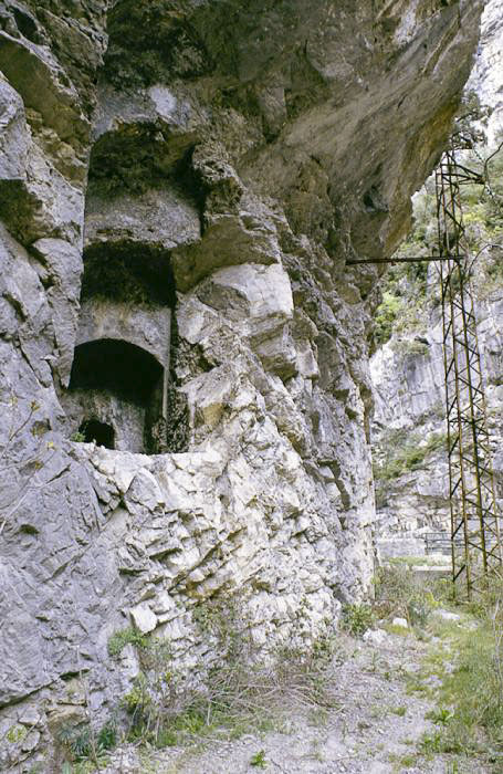 Ligne Maginot - CHIUSE DE BAUMA NEGRA - (Casemate d'infanterie - Simple) - Le créneau flanque l'ancienne voie ferrée 