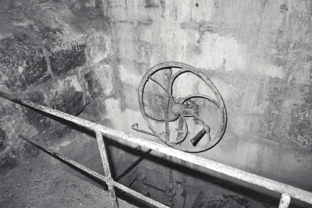 Ligne Maginot - CHIUSE DE SAINT JEAN LA RIVIERE - (Casemate d'infanterie - Simple) - Une partie du mécanisme du pont escamotable