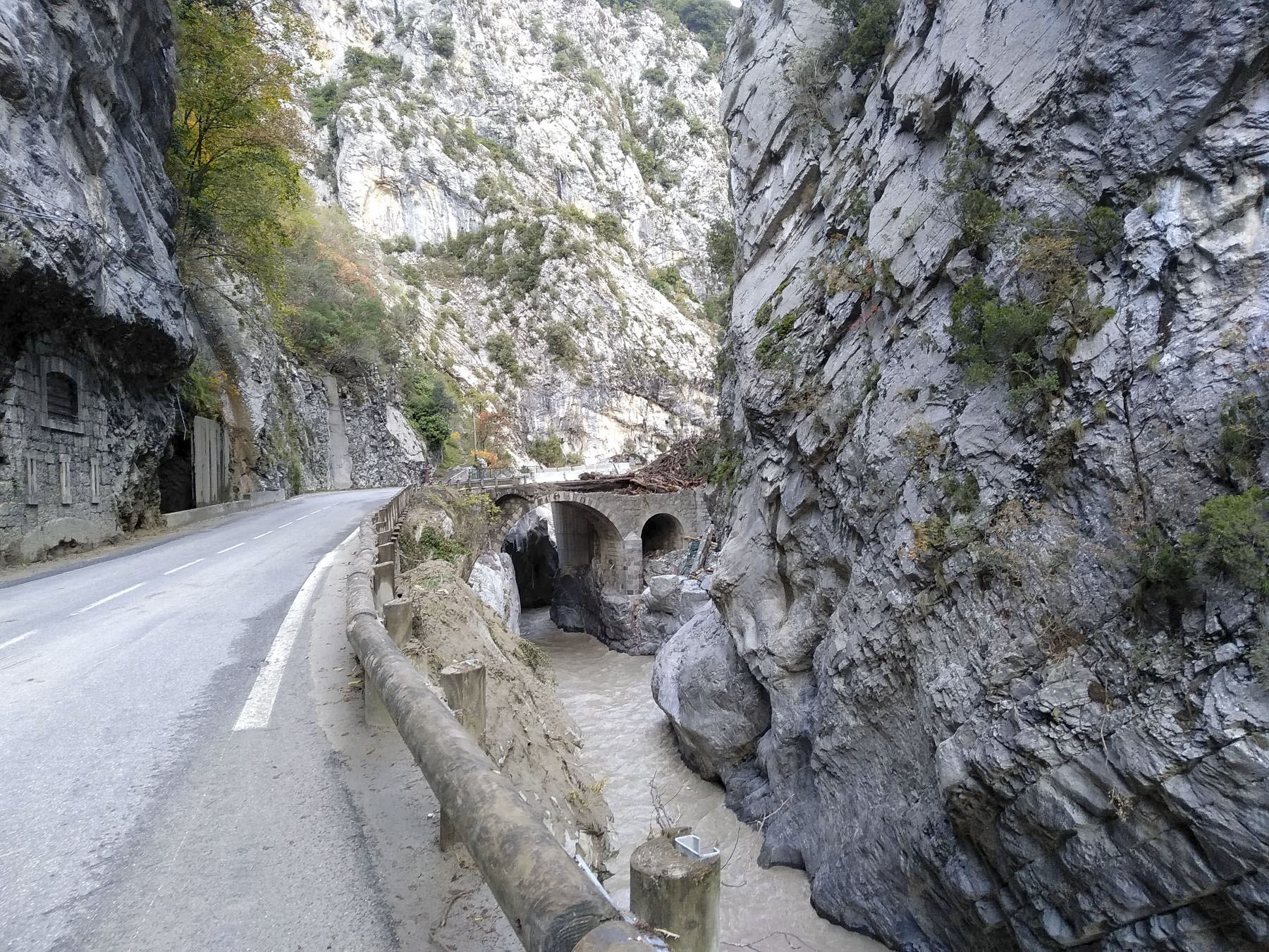 Ligne Maginot - CHIUSE DE SAINT JEAN LA RIVIERE - (Casemate d'infanterie - Simple) - L'endroit après les ravages de la tempête Alex.
Le lieu a souffert, le pont a demi-détruit mais l'ouvrage n'est pas touché extérieurement.
09/2020