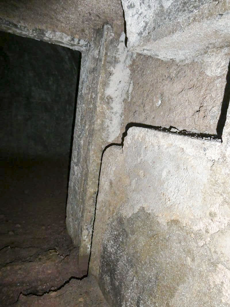 Ligne Maginot - FRESSINEA - (DMP - Dispositif de Mine Permanent) - Encoche permettant d'engager les madriers fermant l'ouverture