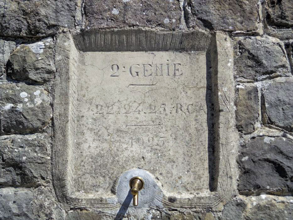 Ligne Maginot - GRANGES DE LA BRASQUE - CAMP DU TOURNAIRET - (Casernement) - Cartouche de la fontaine établie par le  par le 2° Régiment du Génie en 1925
