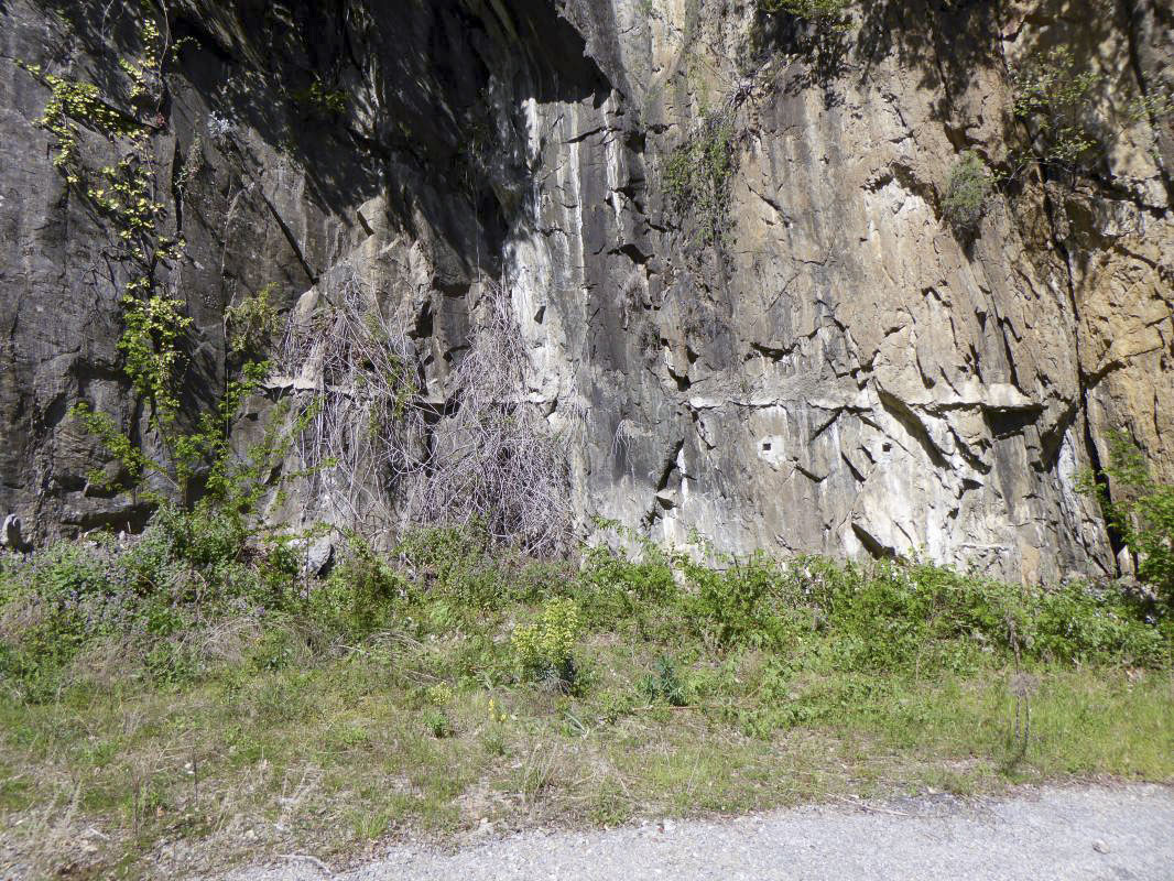 Ligne Maginot - VALABRES - (Casernement) - Restes d'ancrage du casernement sur la roche