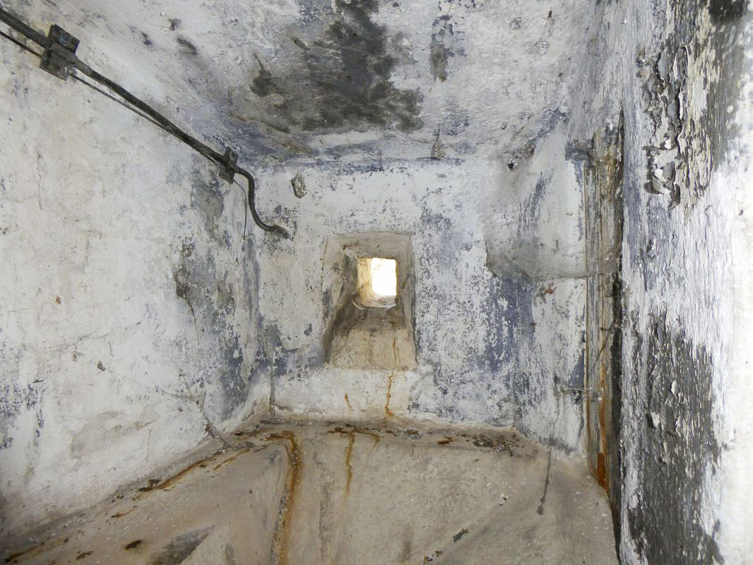 Ligne Maginot - VALABRES PRINCIPAL (OU NORD) (VP) - (Ouvrage d'infanterie) - Bloc 1
Entrée haute
Créneau arrière