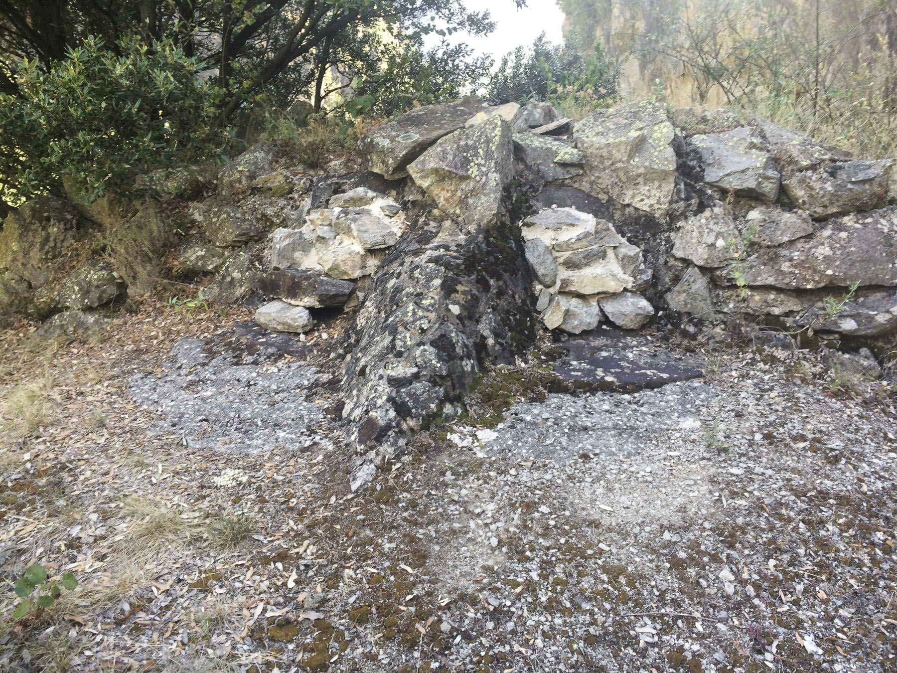 Ligne Maginot - VALABRES PRINCIPAL (OU NORD) (VP) - (Ouvrage d'infanterie) - Le regard énigmatique (qui évoque celui d'un monstre de Jurassik Park) de notre unique 'Pamart' du SFAM vient d'être mutilé : ses orbites (embrasures) ont été 'aveuglées'. Celle mise en sécurité (par moellons cimentés) décevra beaucoup ses 'fans'.