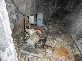 Ligne Maginot - Valdeblore - Le groupe électrogène auxiliaire de l'usine de l'ouvrage de Valdeblore réinstallé dans ce local par commodité.