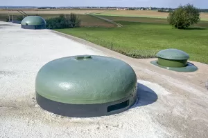 Ligne Maginot - BOIS DU FOUR - A5 - (Ouvrage d'infanterie) - Superstructures de l'ouvrage : cloche GFM, tourelle mitrailleuse, cloche Obs