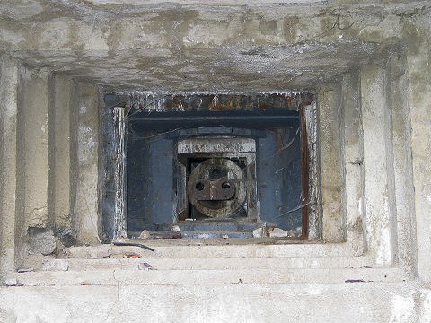 Ligne Maginot - VALDEBLORE - REYNARDIERE (VE) - (Ouvrage d'infanterie) - Le jumelage de mitrailleuses Reibel en place dans le créneau du bloc 3