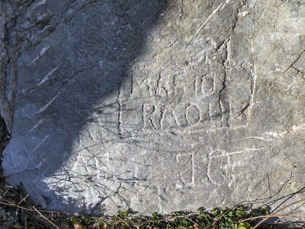 Ligne Maginot - VALDEBLORE - REYNARDIERE (VE) - (Ouvrage d'infanterie) - Graffiti entre les 2 blocs