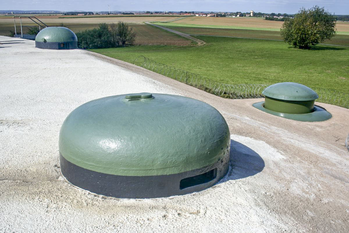 Ligne Maginot - BOIS DU FOUR - A5 - (Ouvrage d'infanterie) - Superstructures de l'ouvrage : cloche GFM, tourelle mitrailleuse, cloche Obs