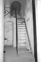 Ligne Maginot - BERGHE SUD (TUNNEL DE) - (Blockhaus pour arme infanterie) - L'escalier métallique donnant accès au petit bloc extérieur sur le côté du tunnel passant au dessus de la voute de ce dernier. A gauche de l'escalier, les WC.