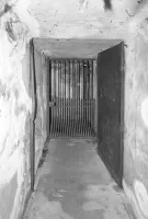 Ligne Maginot - BERGHE SUD (TUNNEL DE) - (Blockhaus pour arme infanterie) - L'entrée du petit bloc défendu par une porte et une grille.